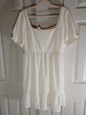 A simple and elegant cream-colored dress from the southern style